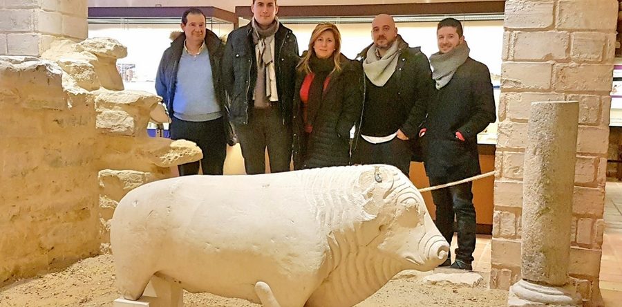 Delegada de Cultura en Jaén ante el Toro Íbero de Arjona: “Arjona forma parte de la cuna íbera de la provincia de Jaén”