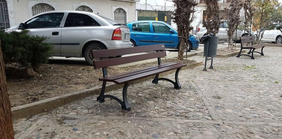 La plaza de Serrano estrena nuevos bancos.