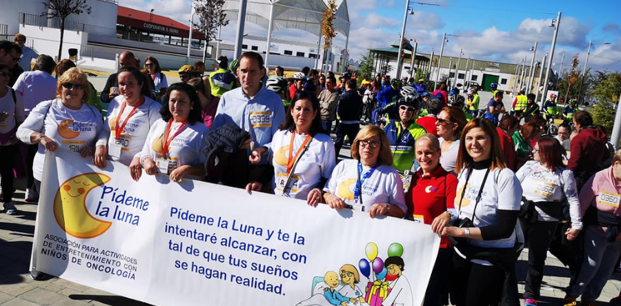 Ayer, decenas de arjoneros pidieron la luna para los niños con cáncer.