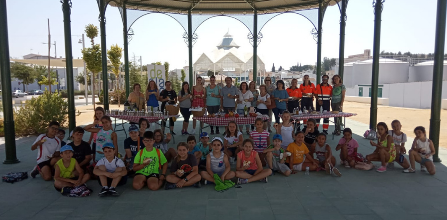 ESTA MAÑANA, EL ALUMNADO DE LA ESCUELA DE VERANO VISITA LA COOPERATIVA DE SAN ISIDRO