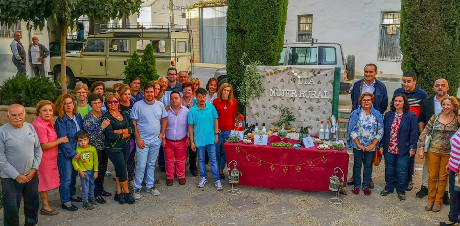 Arjona reconoce el trabajo de la mujer rural