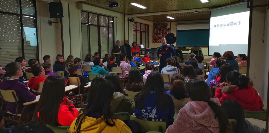 EL CUERPO DE BOMBEROS DE ANDÚJAR, EN EL IES CIUDAD DE ARJONA