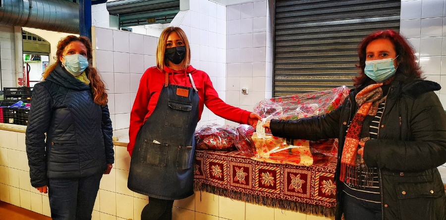 MARÍA GRACIA DELGADO SÁNCHEZ, GANADORA DE UNA CESTA DE NAVIDAD ENTRE  LOS PARTICIPANTES DE LA CAMPAÑA “FIDELIDAD”,POR GENTILEZA DE LOS COMERCIANTES DEL MERCADO DE ABASTOS