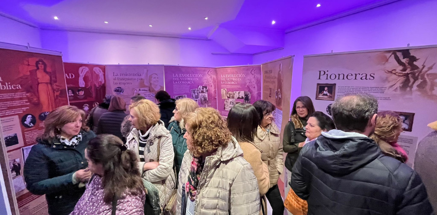 LA CONCEJALA DE IGUALDAD INAUGURA LA EXPOSICIÓN MUJERES DEL SIGLO XX