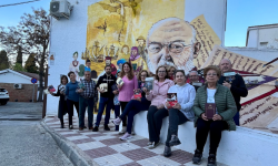 LA JUAN ESLAVA GALÁN DONA 487 LIBROS AL CENTRO DE ADULTOS URGAVO