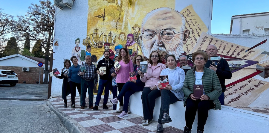 LA JUAN ESLAVA GALÁN DONA 487 LIBROS AL CENTRO DE ADULTOS URGAVO