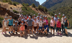 TRAS LOS PASOS DEL REY ALFONSO XIII: 55 SENDERISTAS DE ARJONA RECORREN EL CAMINITO DEL REY