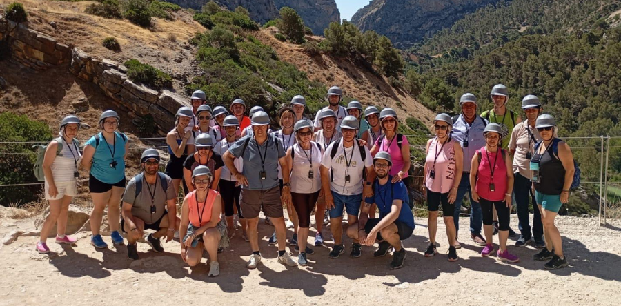 TRAS LOS PASOS DEL REY ALFONSO XIII: 55 SENDERISTAS DE ARJONA RECORREN EL CAMINITO DEL REY
