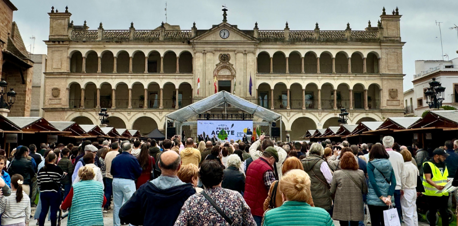 EL ACEITE DE OLIVA DE JAÉN BRILLA EN SU FIESTA ANUAL CON LA PARTICIPACIÓN DE EMPRESAS ARJONERAS Y DEL ALCALDE JUAN LATORRE