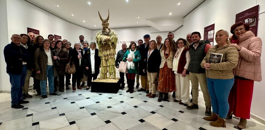 EL ESCRITOR JUAN ESLAVA GALÁN PRESENTA LA NUEVA EDICIÓN DE LA LÁPIDA TEMPLARIA E INAUGURA LA EXPOSICIÓN DEL TORO DE CAÑA DE ARJONA