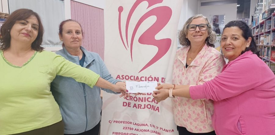Realizada la entrega de la recaudación obtenida con motivo de la venta solidaria de libros usados a la Asociación de Fibromialgia y Enfermedades Crónicas de Arjona