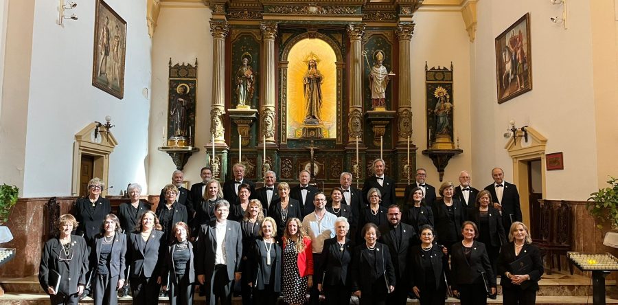 Esta mañana, la Iglesia de San Martín de Tours se ha llenado de música y emoción con el concierto del Orfeón Santo Reino